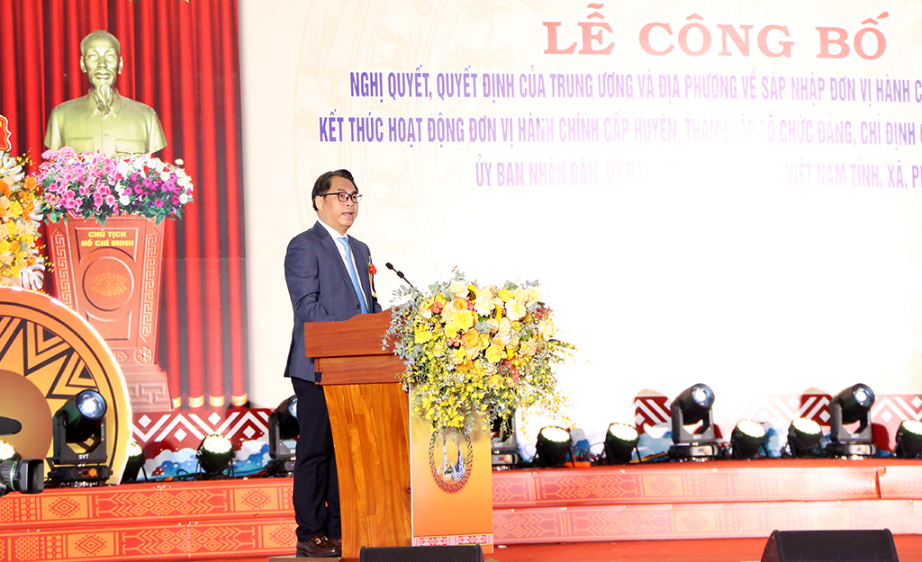 Đồng chí Phan Thăng An - Phó Trưởng Ban Tổ chức Trung ương công bố các nghị quyết, quyết định.